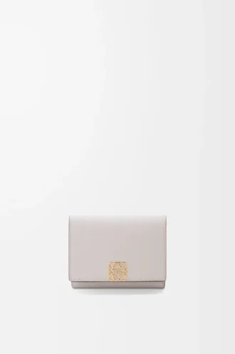 Anagram trifold wallet in pebble grained calfskin Light Ghost Grey