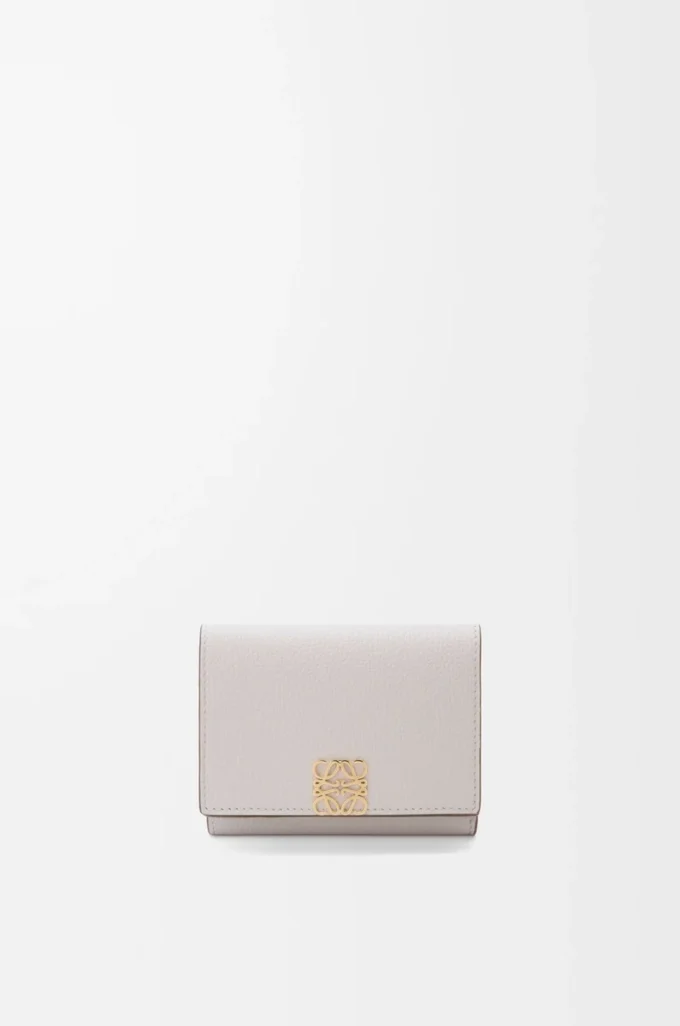 Anagram trifold wallet in pebble grained calfskin Light Ghost Grey Anagram trifold wallet in pebble grained calfskin Light Ghost Grey