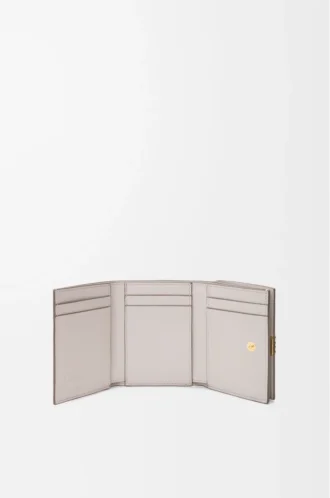 Anagram trifold wallet in pebble grained calfskin Light Ghost Grey