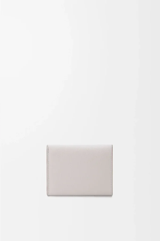 Anagram trifold wallet in pebble grained calfskin Light Ghost Grey Anagram trifold wallet in pebble grained calfskin Light Ghost Grey
