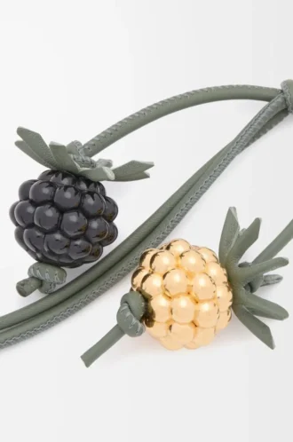Berry charm in classic calfskin Black/Green