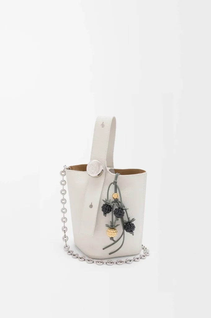 Berry charm in classic calfskin Black/Green Berry charm in classic calfskin Black/Green
