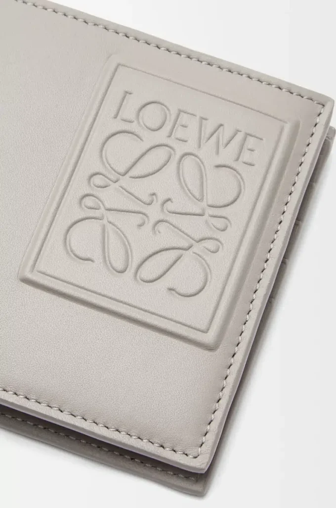 Bifold wallet in satin calfskin Shell Grey