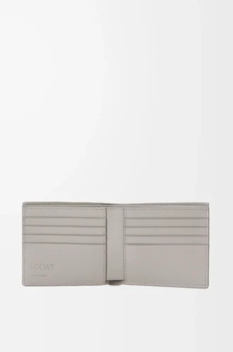 Bifold wallet in textured classic calfskin Shell Grey