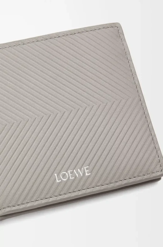 Bifold wallet in textured classic calfskin Shell Grey Bifold wallet in textured classic calfskin Shell Grey