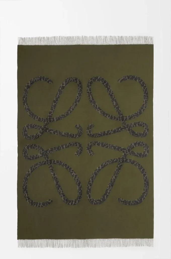 Blanket in wool and cashmere Khaki Green/Black Blanket in wool and cashmere Khaki Green/Black