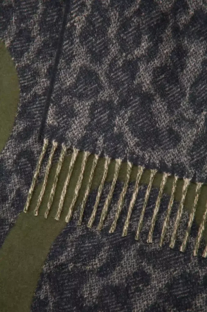 Blanket in wool and cashmere Khaki Green/Black Blanket in wool and cashmere Khaki Green/Black
