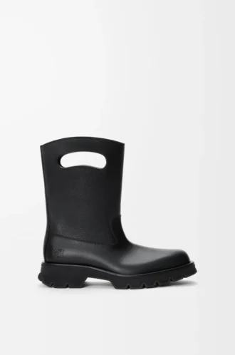 Bobby boot in grained vegetable-tanned calfskin Black