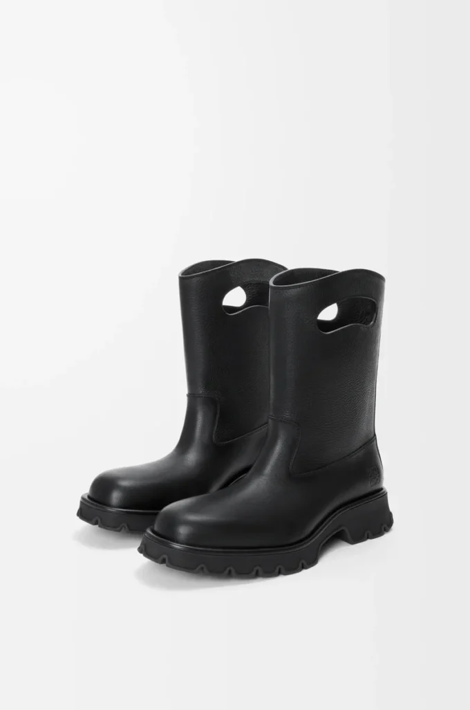 Bobby boot in grained vegetable-tanned calfskin Black