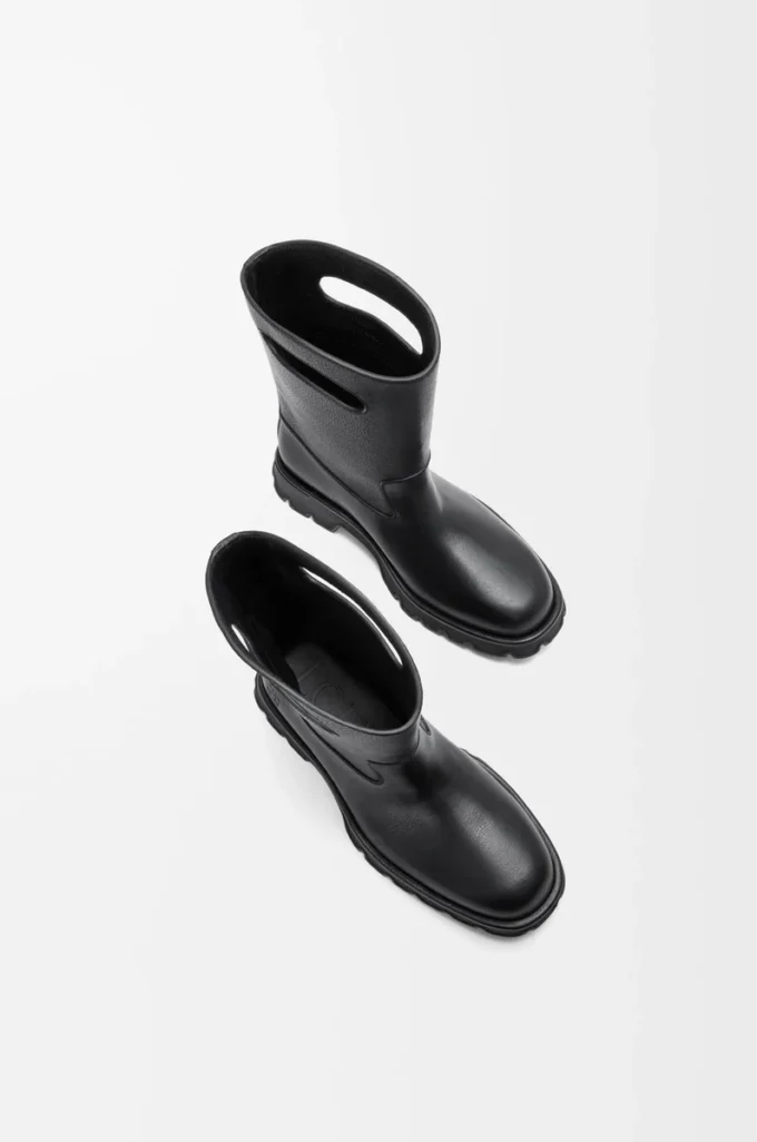 Bobby boot in grained vegetable-tanned calfskin Black
