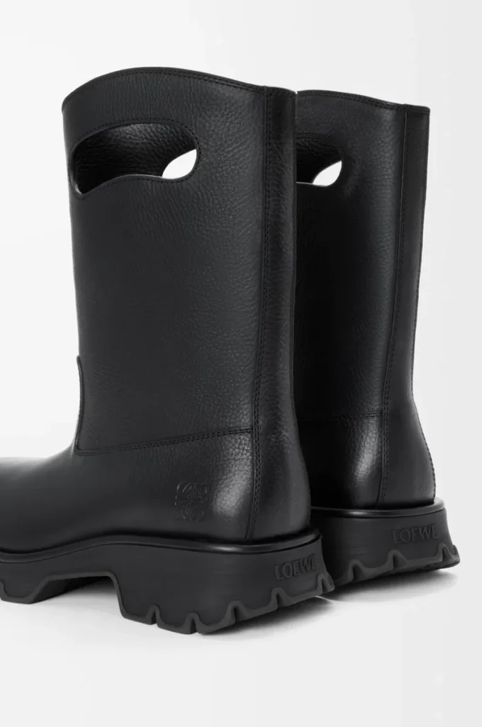 Bobby boot in grained vegetable-tanned calfskin Black