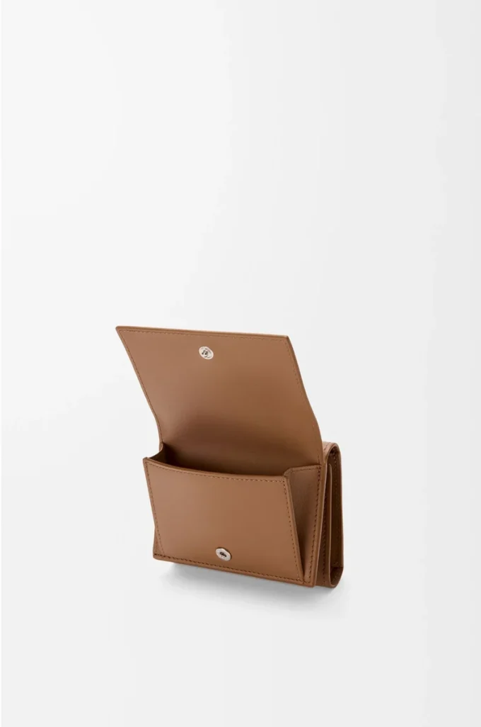 Cats trifold wallet in classic calfskin Mocha Cats trifold wallet in classic calfskin Mocha