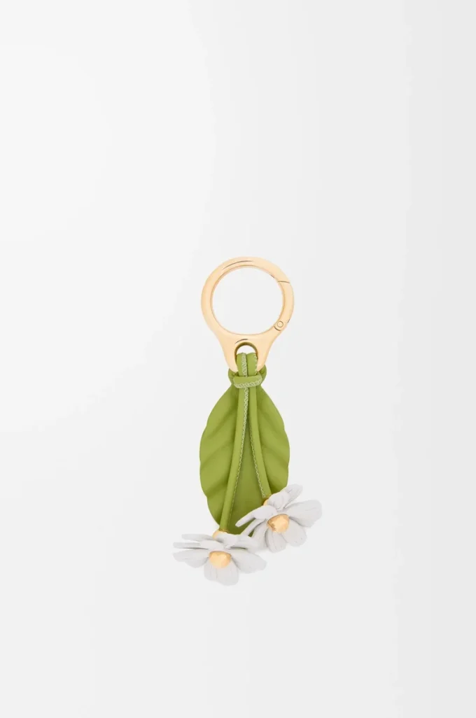 Chamomille flower charm in classic calfskin White/Green Chamomille flower charm in classic calfskin White/Green
