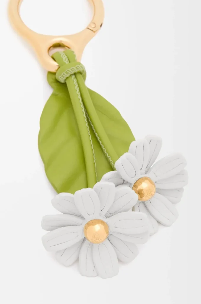 Chamomille flower charm in classic calfskin White/Green Chamomille flower charm in classic calfskin White/Green