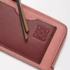 Coin cardholder in soft grained calfskin Blush/Mahogany Coin cardholder in soft grained calfskin Blush/Mahogany