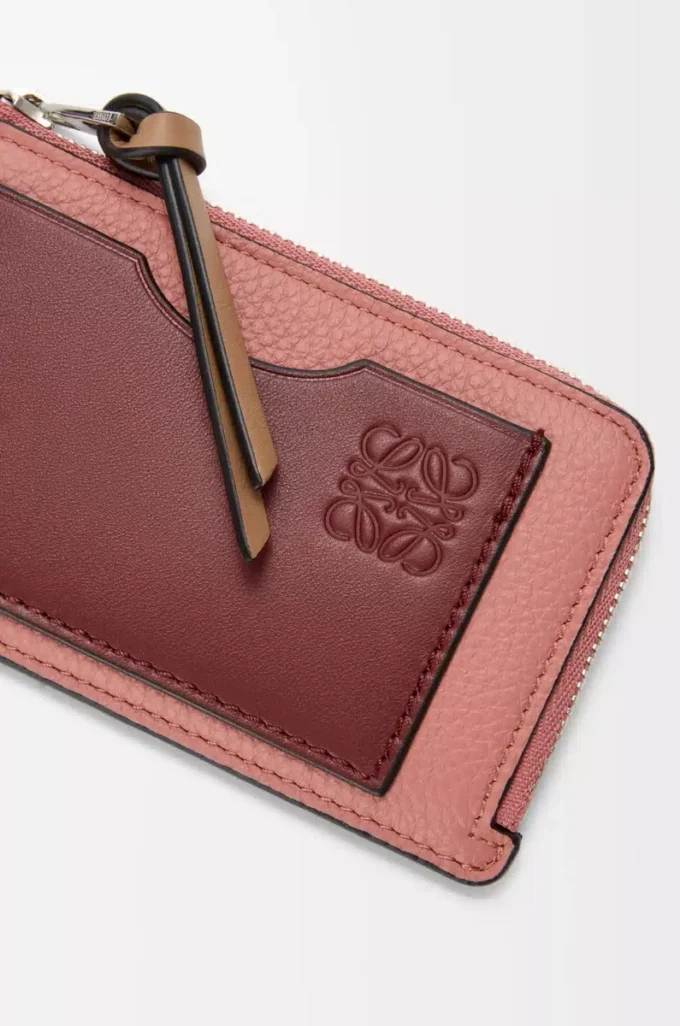 Coin cardholder in soft grained calfskin Blush/Mahogany Coin cardholder in soft grained calfskin Blush/Mahogany