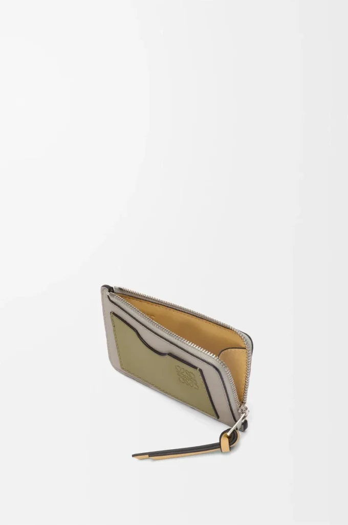 Coin cardholder in soft grained calfskin Shell Grey/Eucalyptus Coin cardholder in soft grained calfskin Shell Grey/Eucalyptus