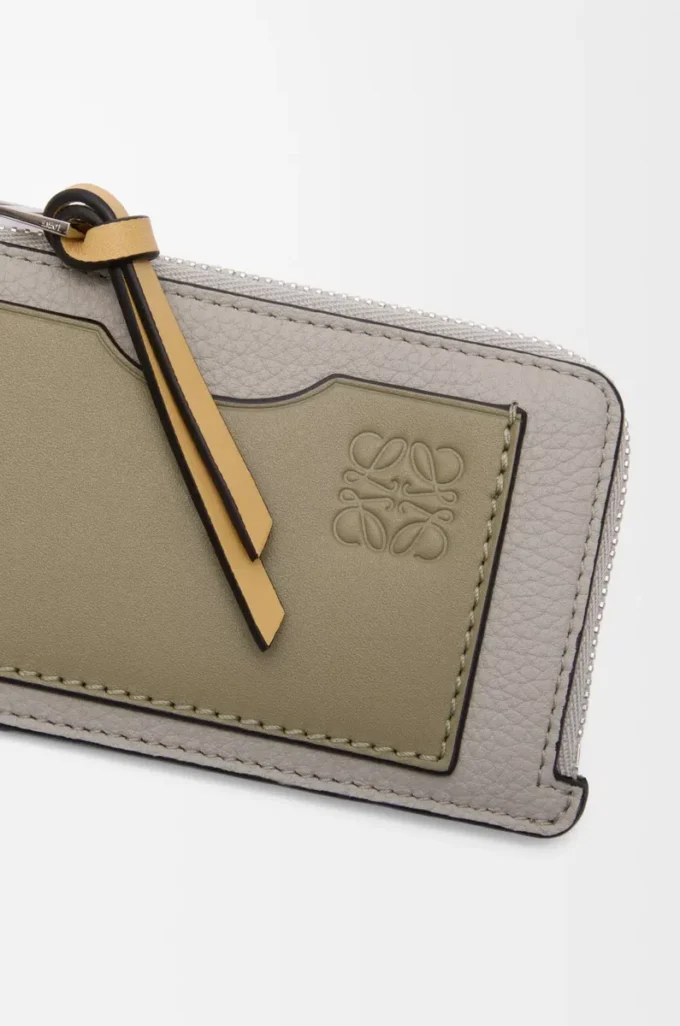 Coin cardholder in soft grained calfskin Shell Grey/Eucalyptus Coin cardholder in soft grained calfskin Shell Grey/Eucalyptus