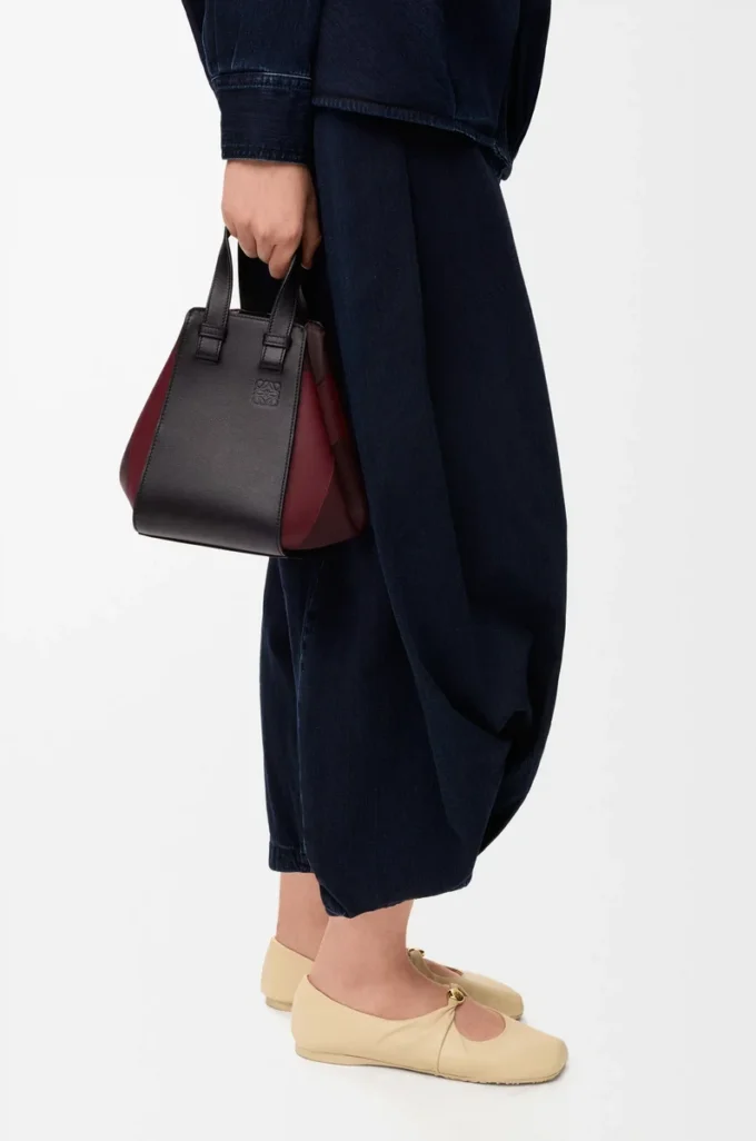 Compact Hammock bag in nappa calfskin Black/Burgundy