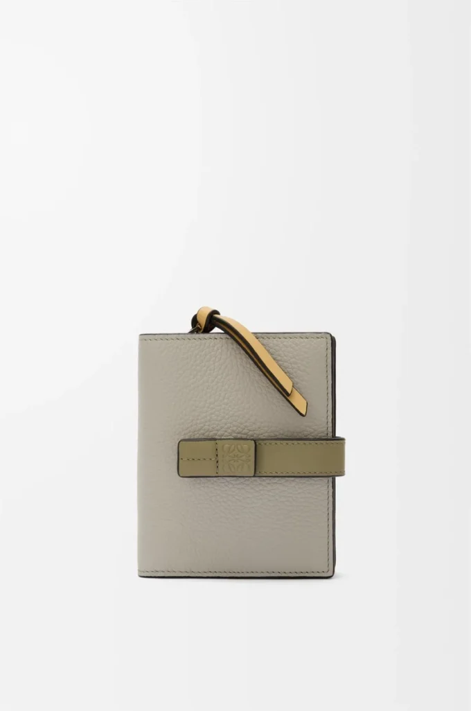 Compact zip wallet in soft grained calfskin Shell Grey/Eucalyptus