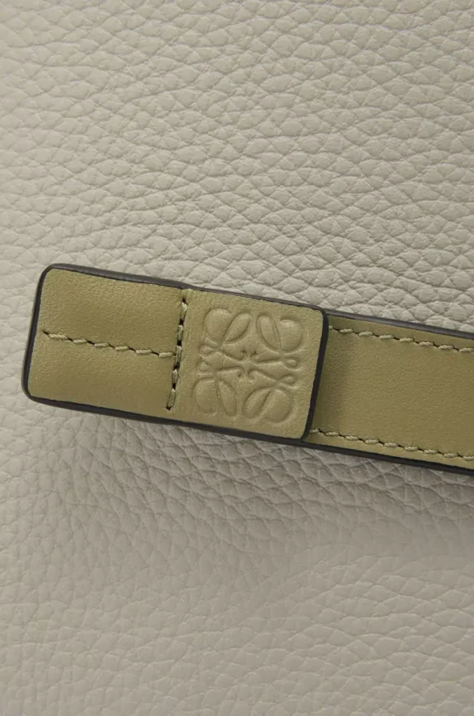 Compact zip wallet in soft grained calfskin Shell Grey/Eucalyptus