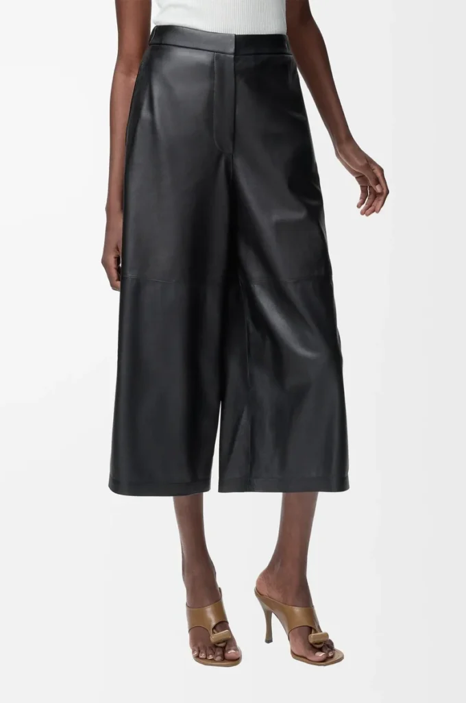Cropped trousers in nappa lambskin Black