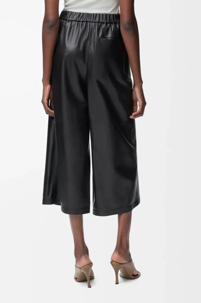 Cropped trousers in nappa lambskin Black