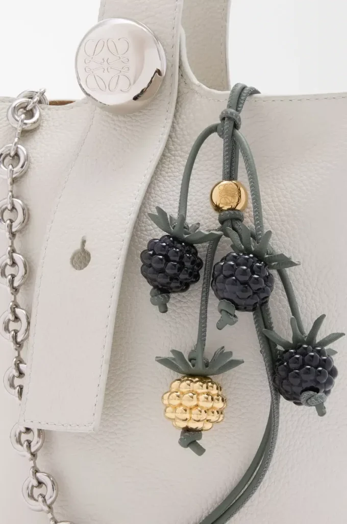 Berry charm in classic calfskin Black/Green Berry charm in classic calfskin Black/Green
