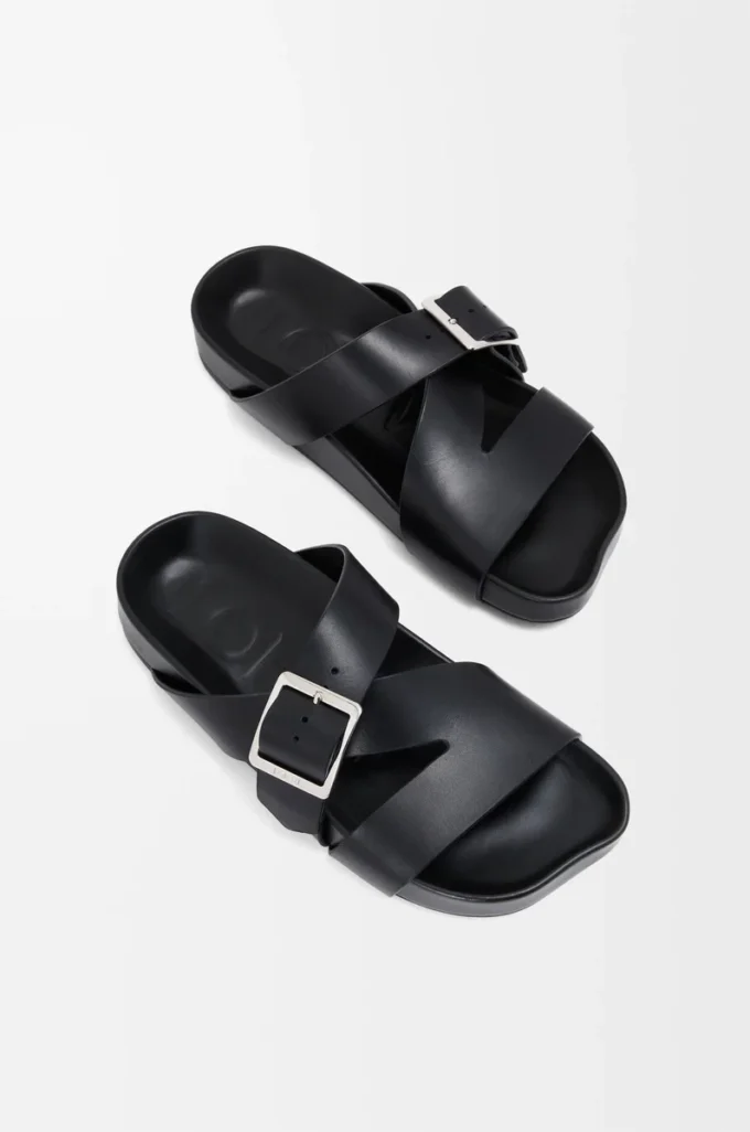 Ease Buckle slide in vegetable-tanned calfskin Black Ease Buckle slide in vegetable-tanned calfskin Black