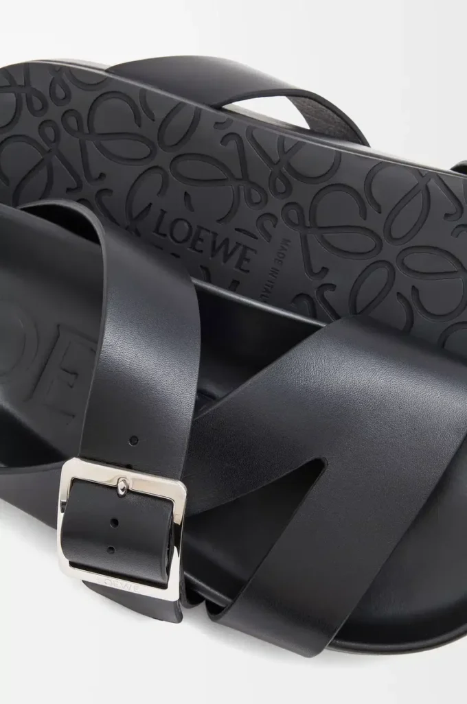 Ease Buckle slide in vegetable-tanned calfskin Black Ease Buckle slide in vegetable-tanned calfskin Black