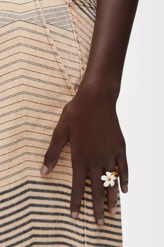 Flor ring in sterling silver and enamel Gold/White Flor ring in sterling silver and enamel Gold/White