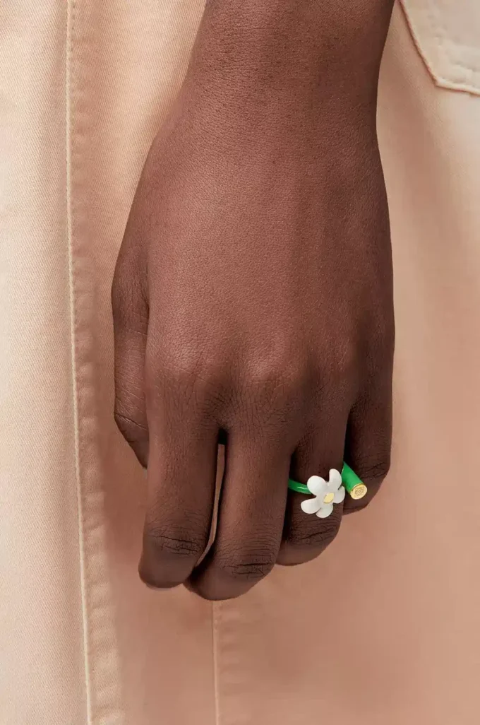 Flor ring in sterling silver and enamel Gold/White Flor ring in sterling silver and enamel Gold/White