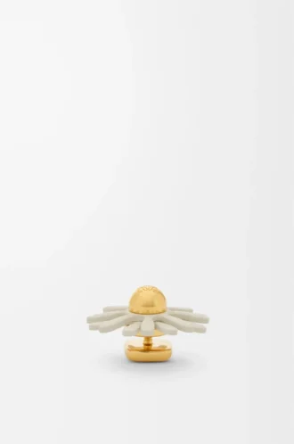 Flower pin in calfskin White Flower pin in calfskin White