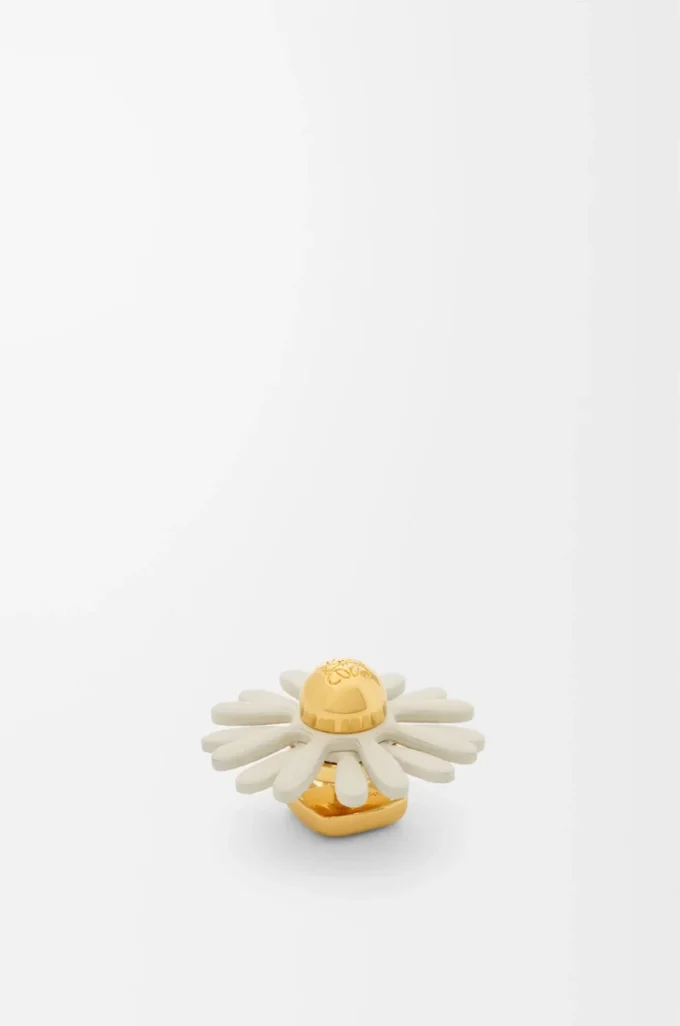 Flower pin in calfskin White Flower pin in calfskin White