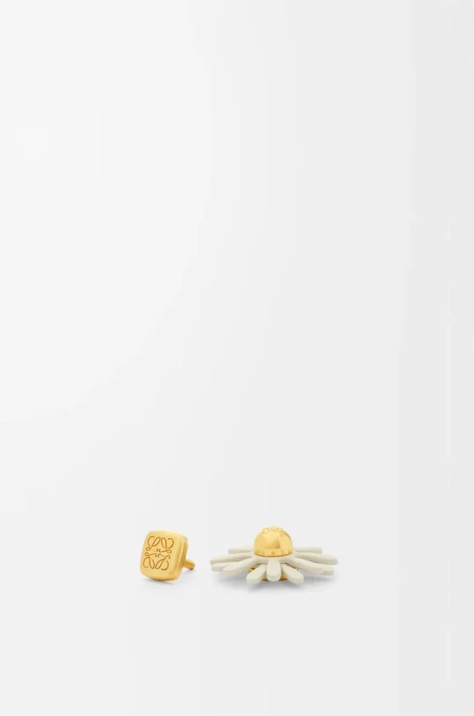 Flower pin in calfskin White Flower pin in calfskin White