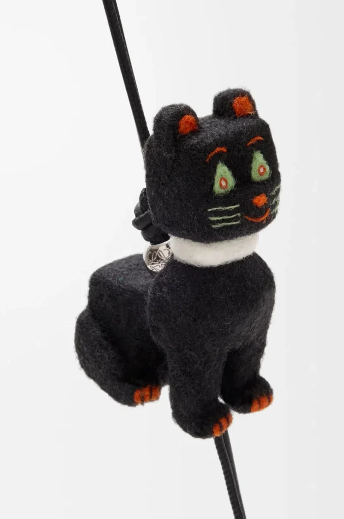 Futurist Cat charm in felt Black/Orange Futurist Cat charm in felt Black/Orange