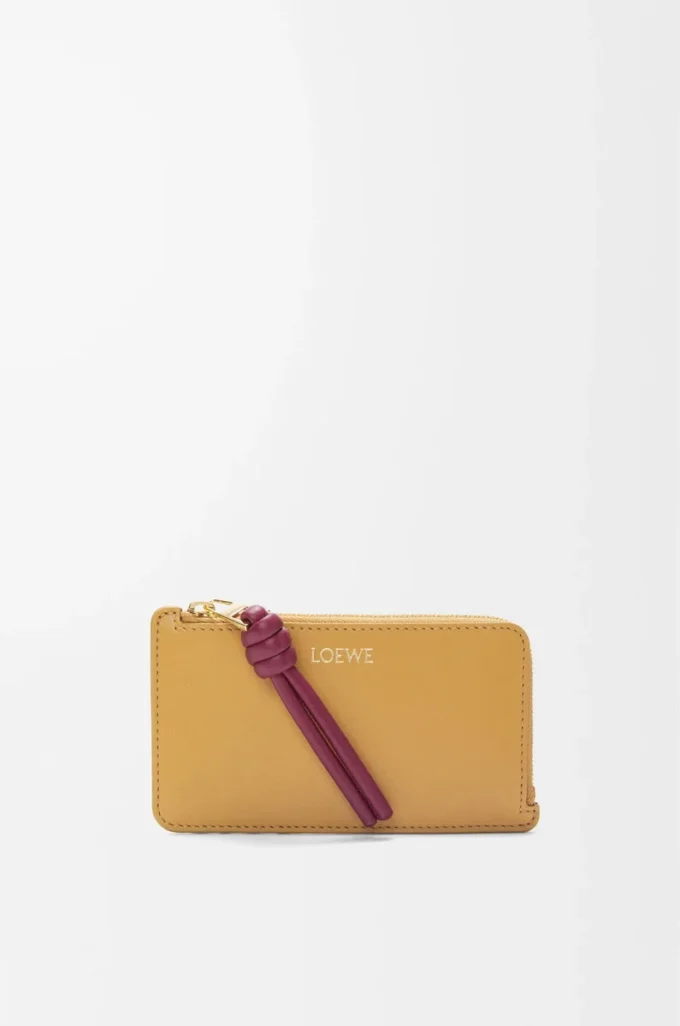 Knot coin cardholder in shiny nappa calfskin Sahara/Crimson Knot coin cardholder in shiny nappa calfskin Sahara/Crimson