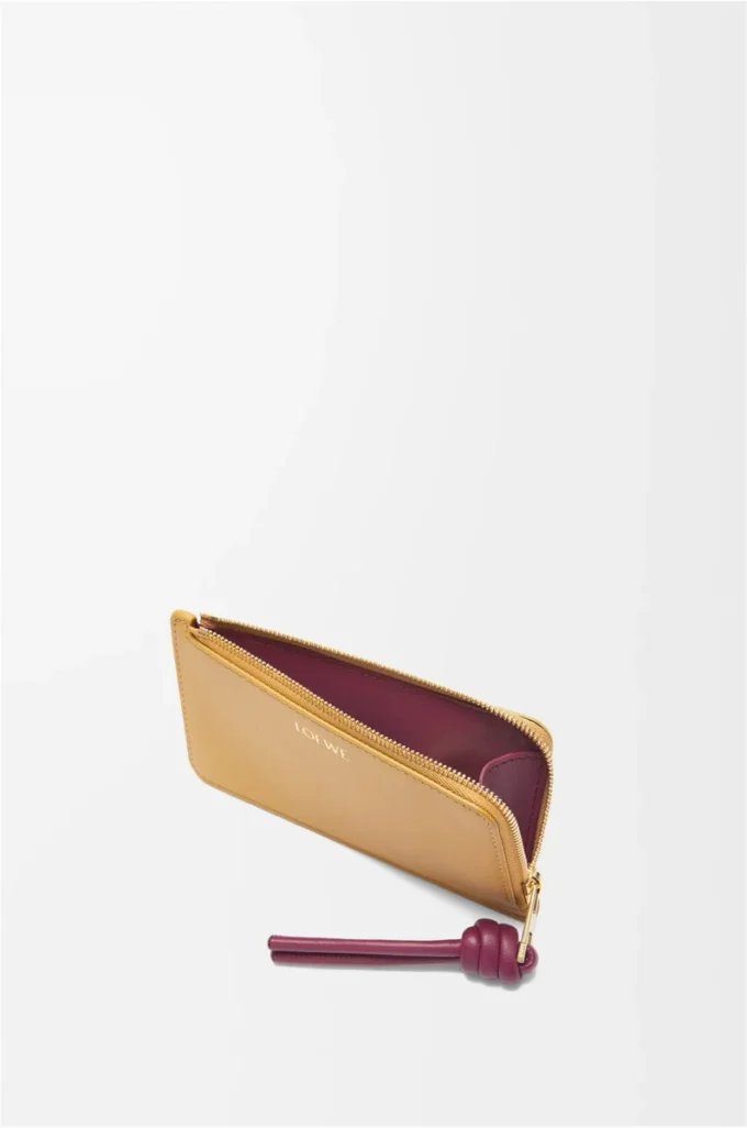 Knot coin cardholder in shiny nappa calfskin Sahara/Crimson Knot coin cardholder in shiny nappa calfskin Sahara/Crimson