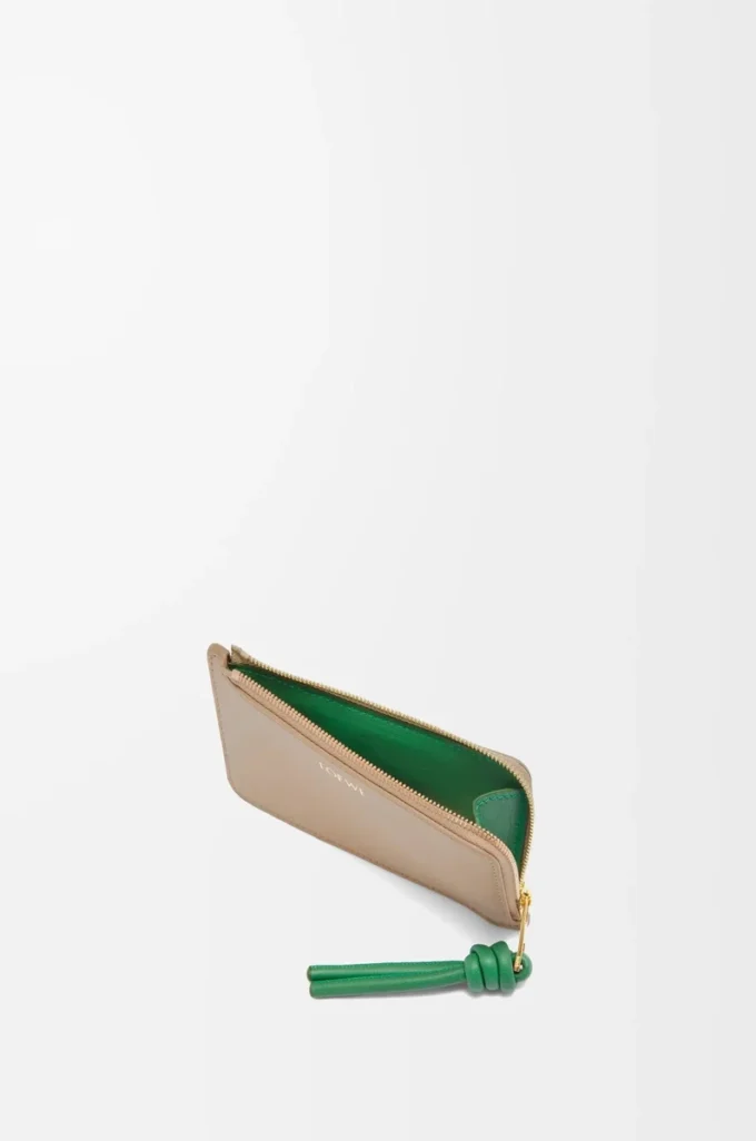 Knot coin cardholder in shiny nappa calfskin Sand/Tropical Green Knot coin cardholder in shiny nappa calfskin Sand/Tropical Green