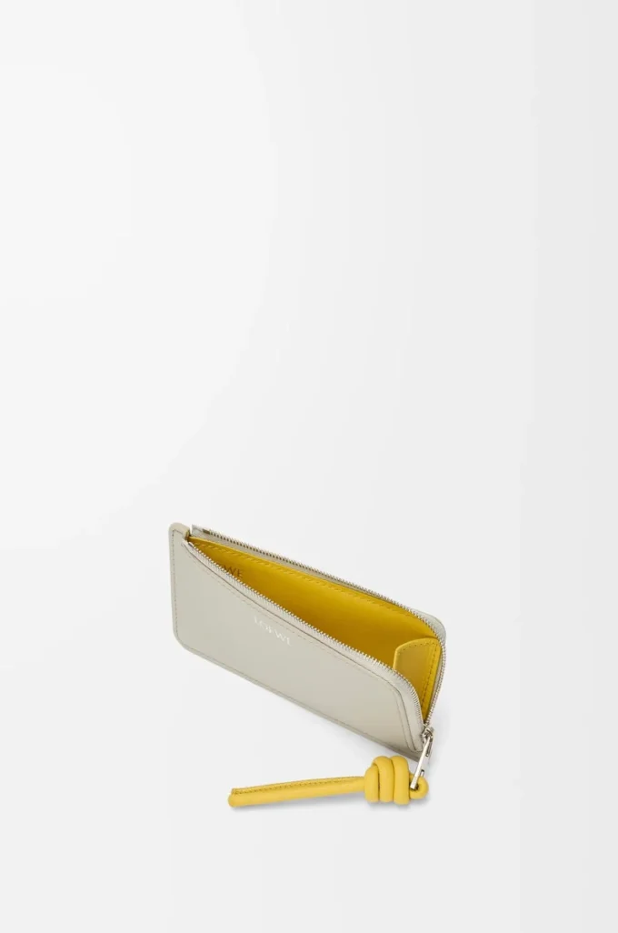 Knot coin cardholder in shiny nappa calfskin Shell Grey/Dandelion Knot coin cardholder in shiny nappa calfskin Shell Grey/Dandelion