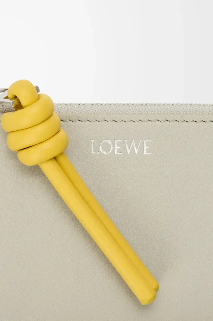 Knot coin cardholder in shiny nappa calfskin Shell Grey/Dandelion Knot coin cardholder in shiny nappa calfskin Shell Grey/Dandelion