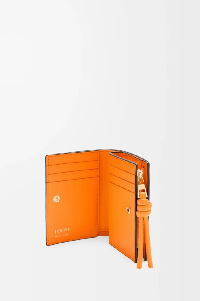 Knot compact wallet in shiny nappa calfskin Black/Bright Orange Knot compact wallet in shiny nappa calfskin Black/Bright Orange