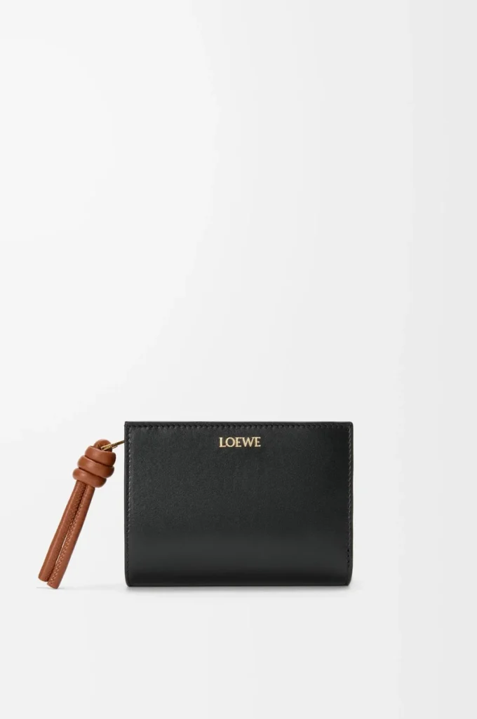 Knot compact wallet in shiny nappa calfskin Black/Squirrel Knot compact wallet in shiny nappa calfskin Black/Squirrel