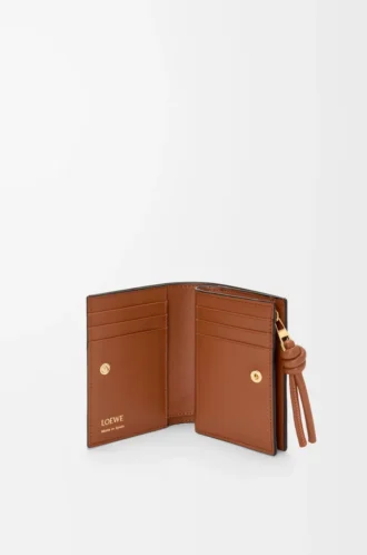 Knot compact wallet in shiny nappa calfskin Black/Squirrel