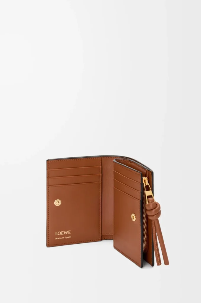 Knot compact wallet in shiny nappa calfskin Black/Squirrel Knot compact wallet in shiny nappa calfskin Black/Squirrel