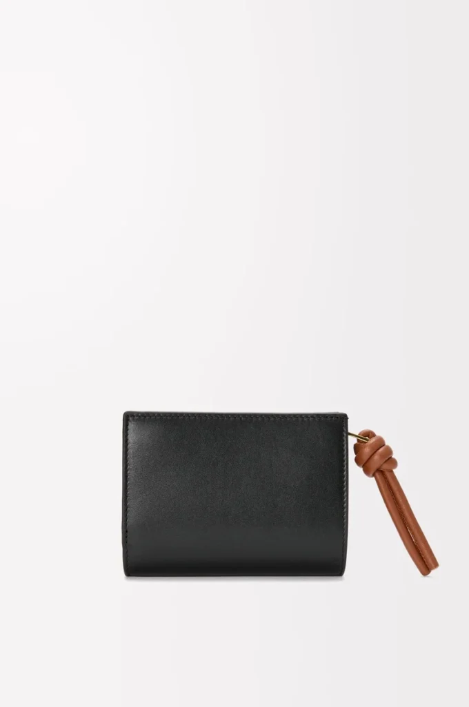 Knot compact wallet in shiny nappa calfskin Black/Squirrel Knot compact wallet in shiny nappa calfskin Black/Squirrel