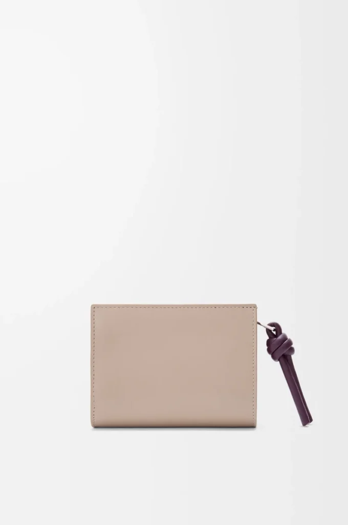 Knot compact wallet in shiny nappa calfskin Clay/Plum Knot compact wallet in shiny nappa calfskin Clay/Plum