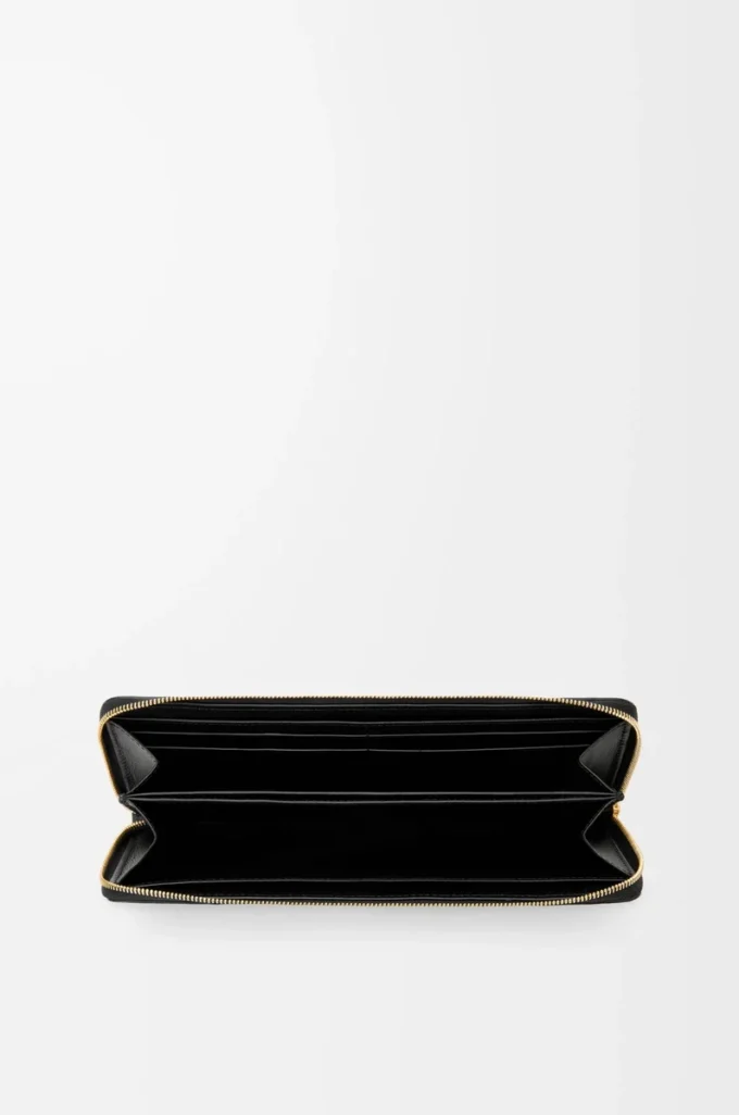 Knot slim zip around wallet in eel Black Knot slim zip around wallet in eel Black