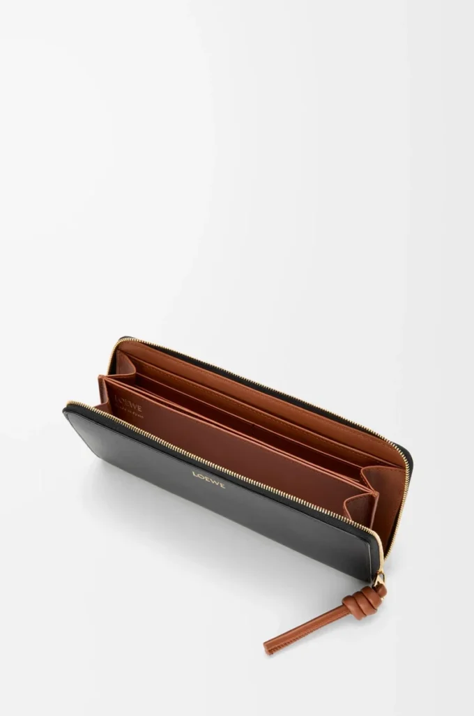 Knot zip around wallet in shiny nappa calfskin Black/Squirrel