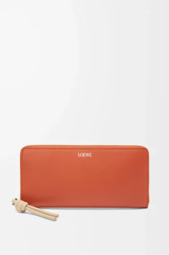 Knot zip around wallet in shiny nappa calfskin Maple/Papercraft